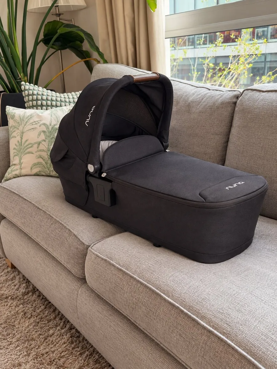Nuna Carry Cot/ Bassinet - Black - Unused