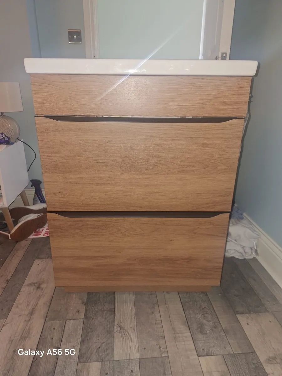 Bathroom vanity unit - Image 1