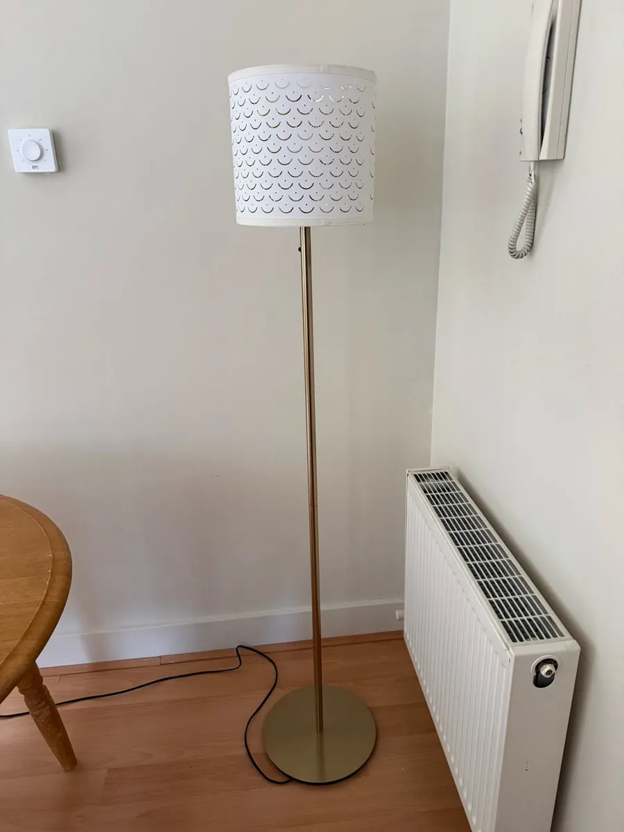 Floor lamp in very good condition, gold and white - Image 1