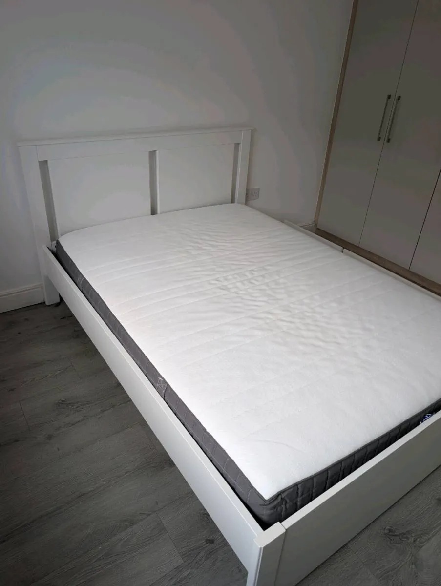 Bed and mattress 135x200cm - Image 3