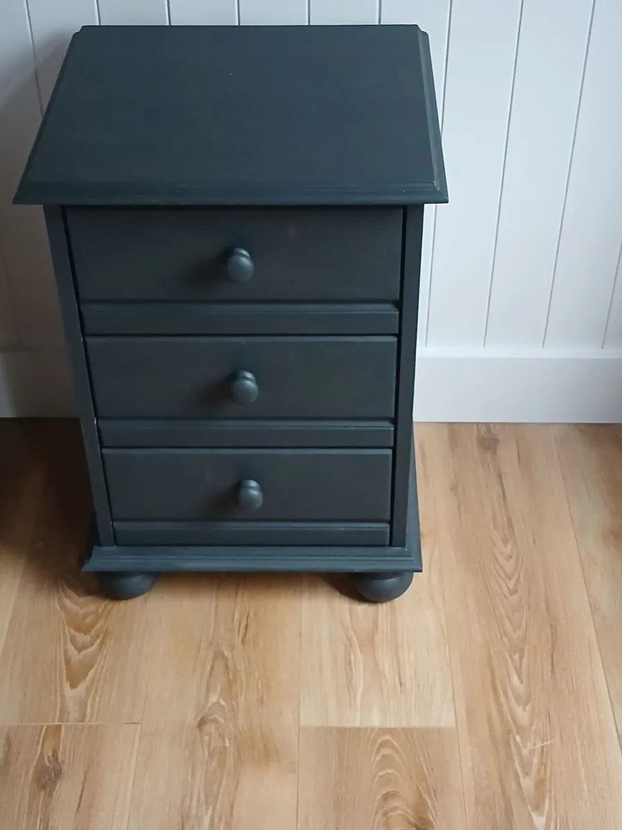 Bedside lockers