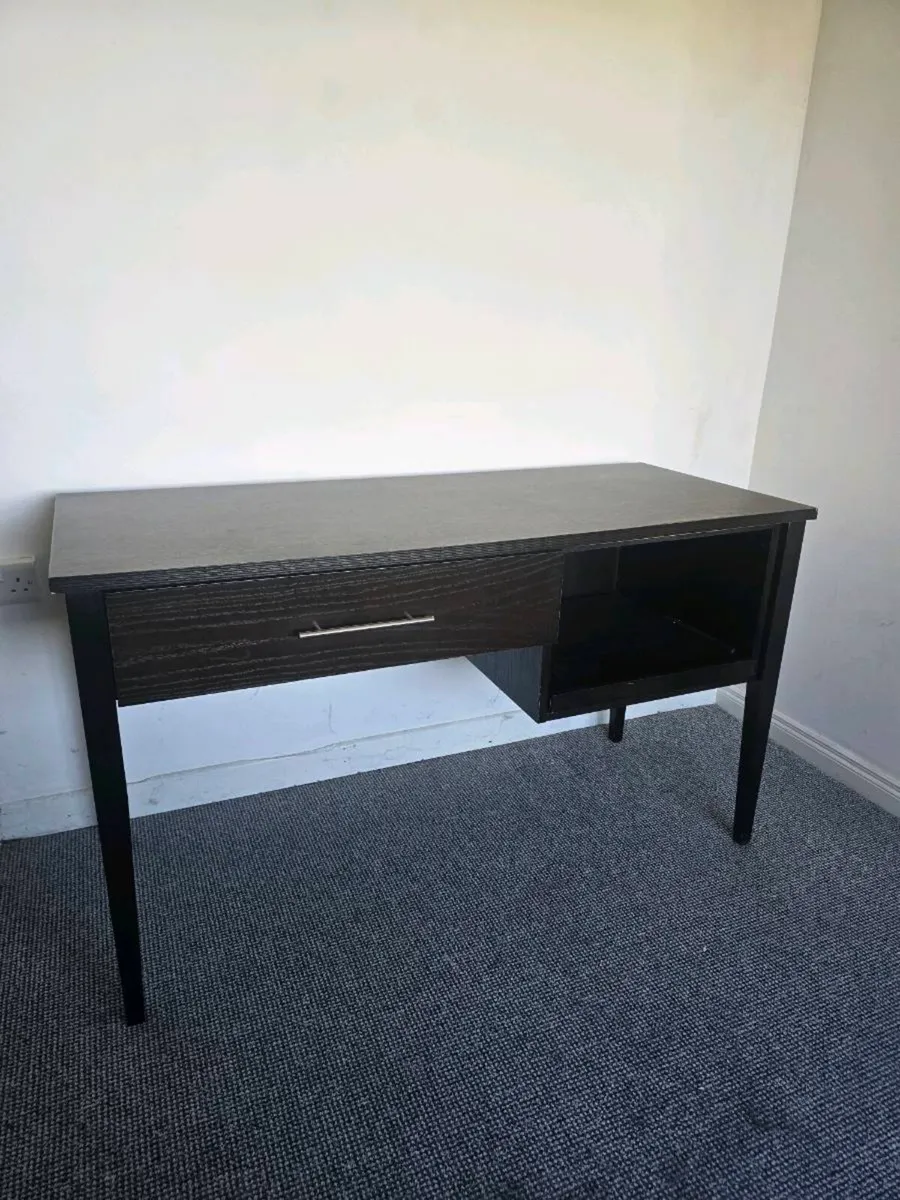 Solid wooden desk - Image 1