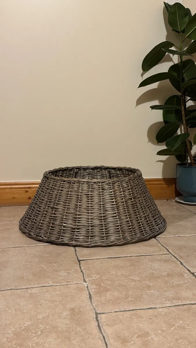 Wicker Christmas tree skirt - Image 1