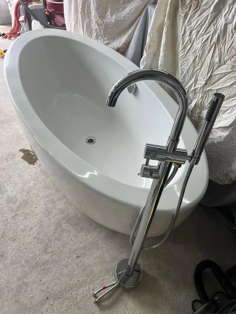 Free atanding oval bath and taps set - Image 1