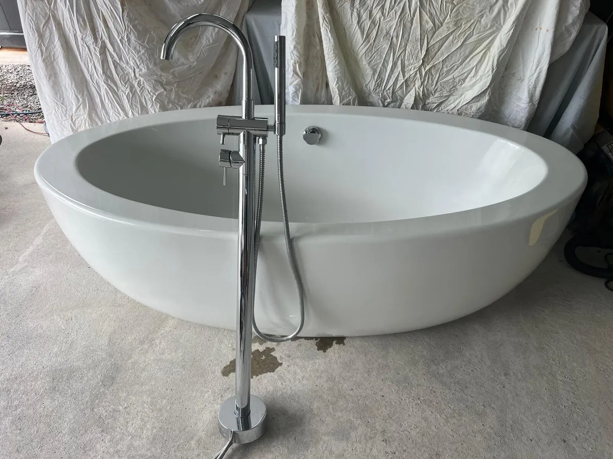 Free atanding oval bath and taps set - Image 2