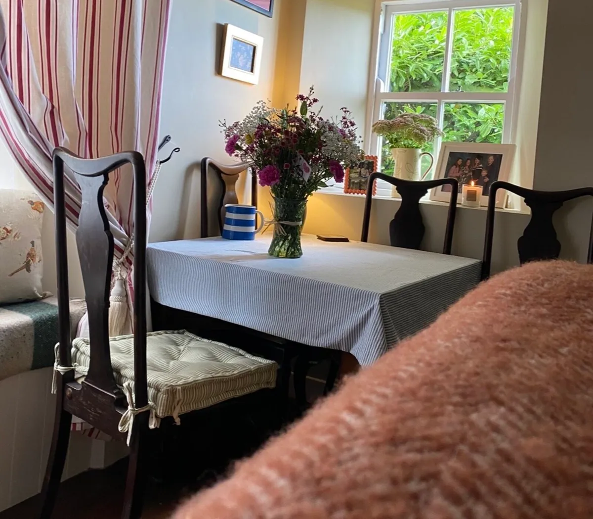 Table and chairs - Image 1
