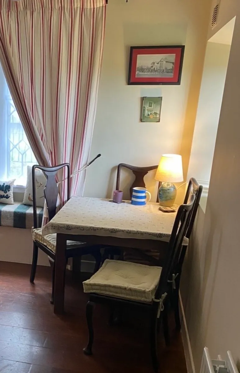 Table and chairs - Image 2