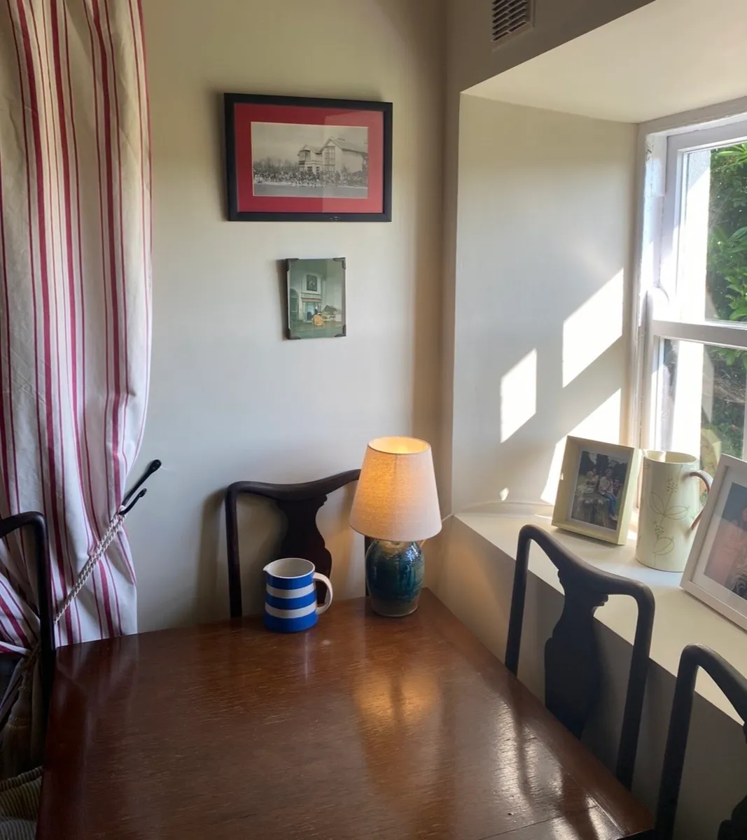 Table and chairs - Image 4