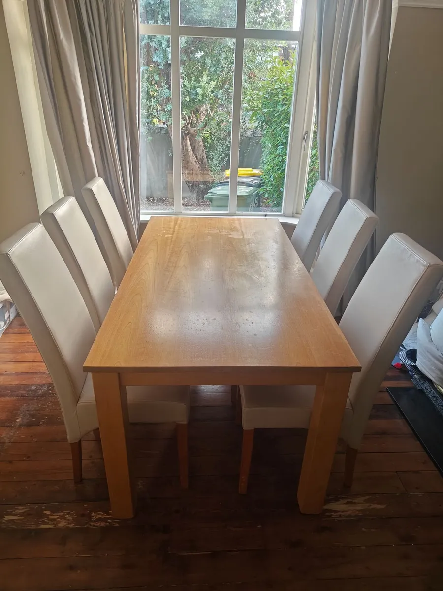 Table and chairs - Image 1