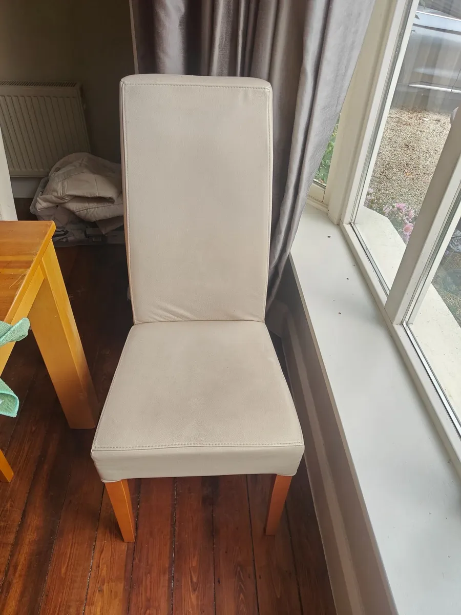 Table and chairs - Image 3