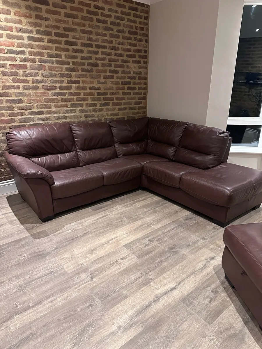 Leather corner suite & recliner - Image 1
