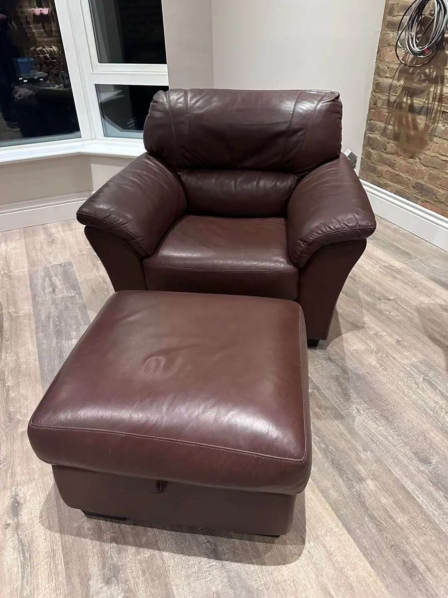 Leather corner suite & recliner - Image 2