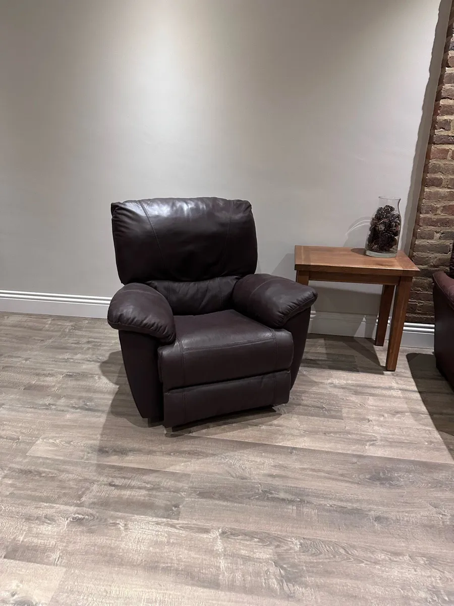 Leather corner suite & recliner - Image 3