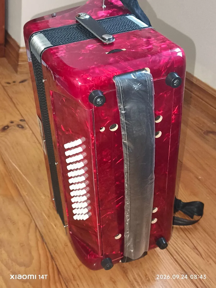 48 base piano accordion - practically new. - Image 3