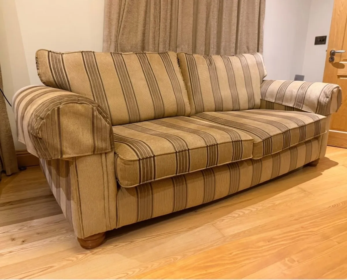Suite of furniture - Image 1