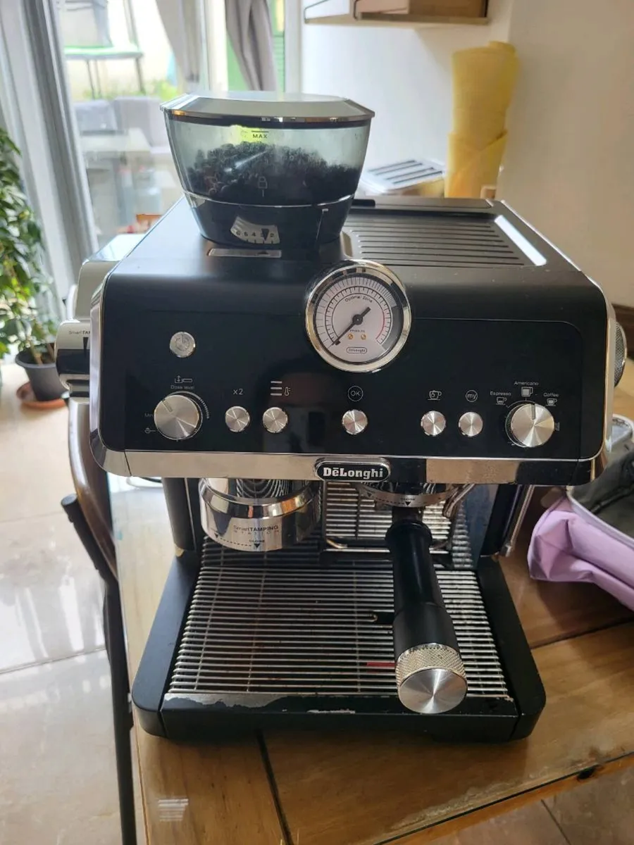DeLonghi coffee machine - Image 1