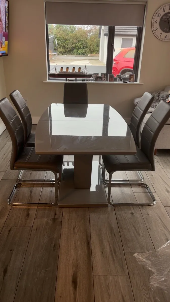 Kitchen table and chairs - Image 1