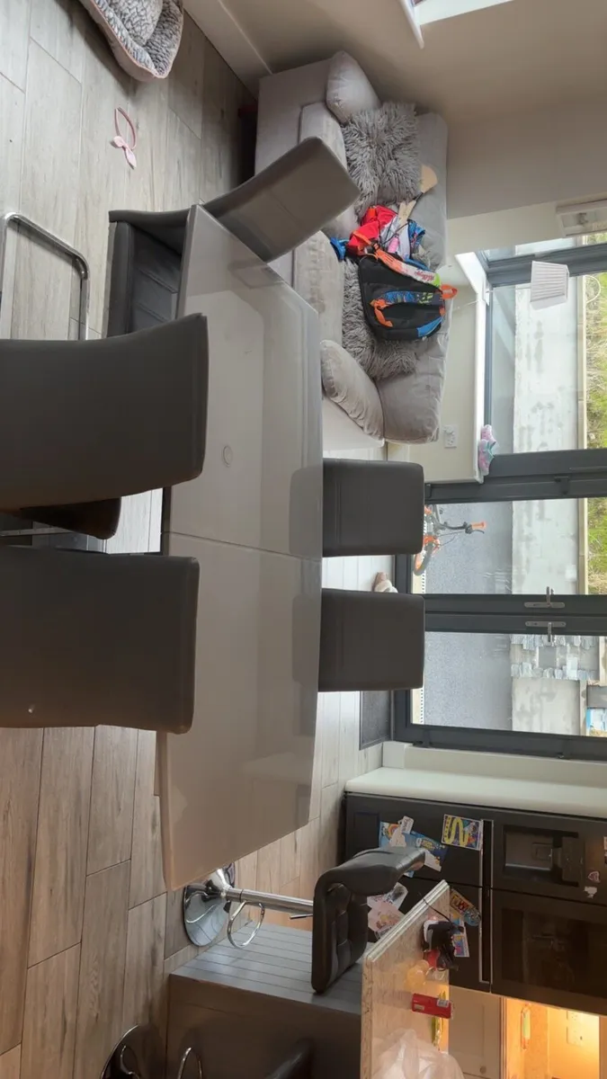 Kitchen table and chairs - Image 2