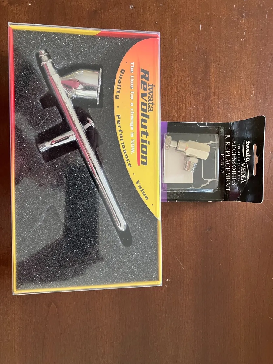 Artist's Spray Gun with Air Cannister - Image 1
