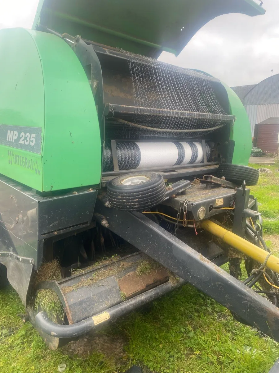Deutz round baler - Image 1