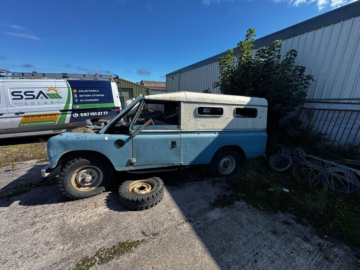 Classic Land Rover – Vintage 4x4 - Image 2