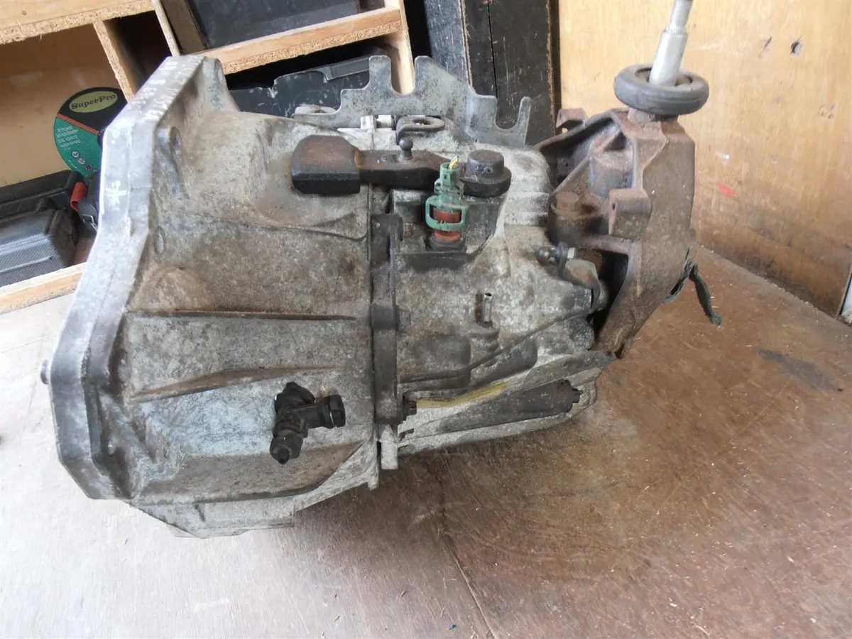 Gearbox for 2004 Renault Master. - Image 3