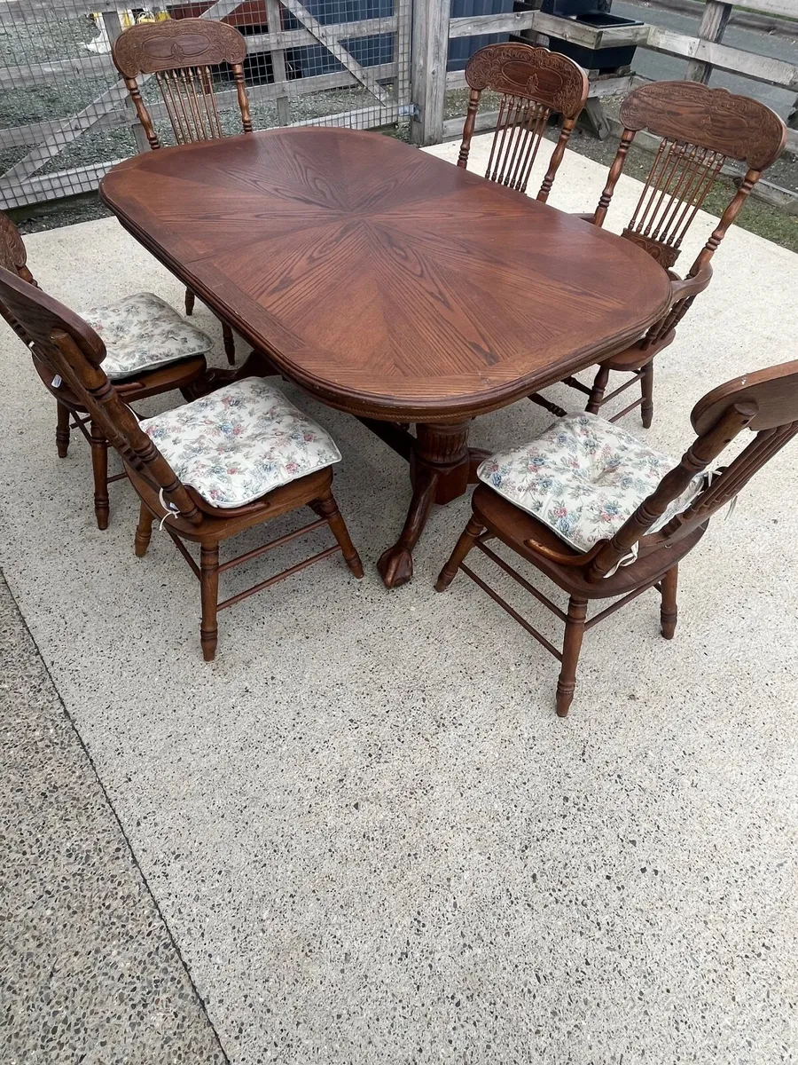 Table and chairs - Image 1