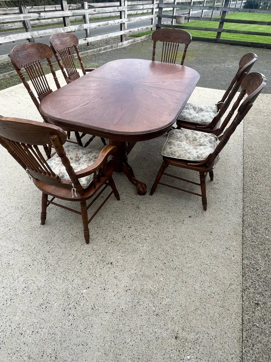 Table and chairs - Image 4
