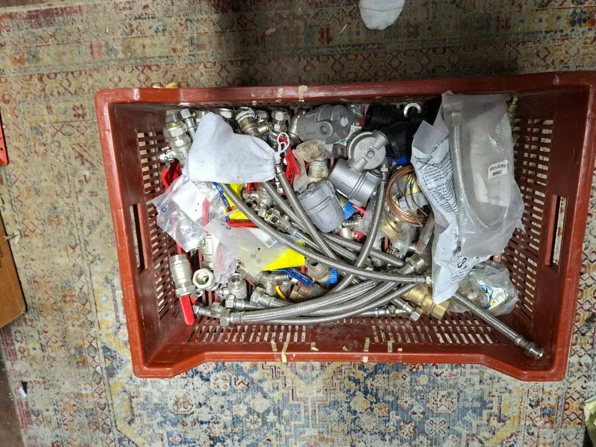 Plumbing fittings and power tools - Image 3