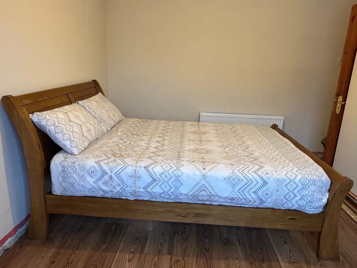 Kingsize sleigh bed frame - Image 2