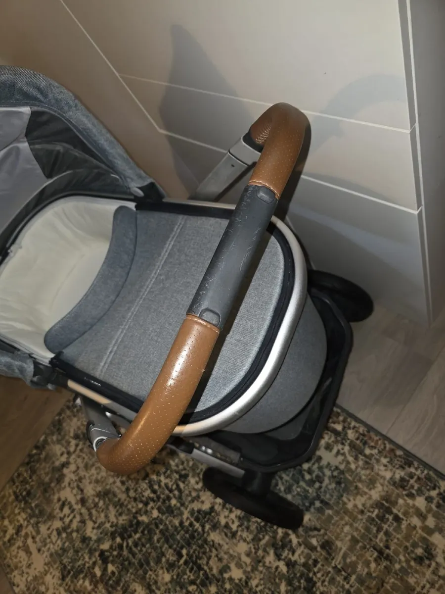 Immaculate Uppababy Vista V2 with car seat - Image 3