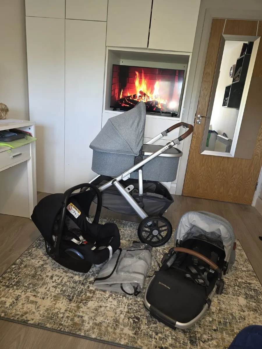 Immaculate Uppababy Vista V2 with car seat - Image 1