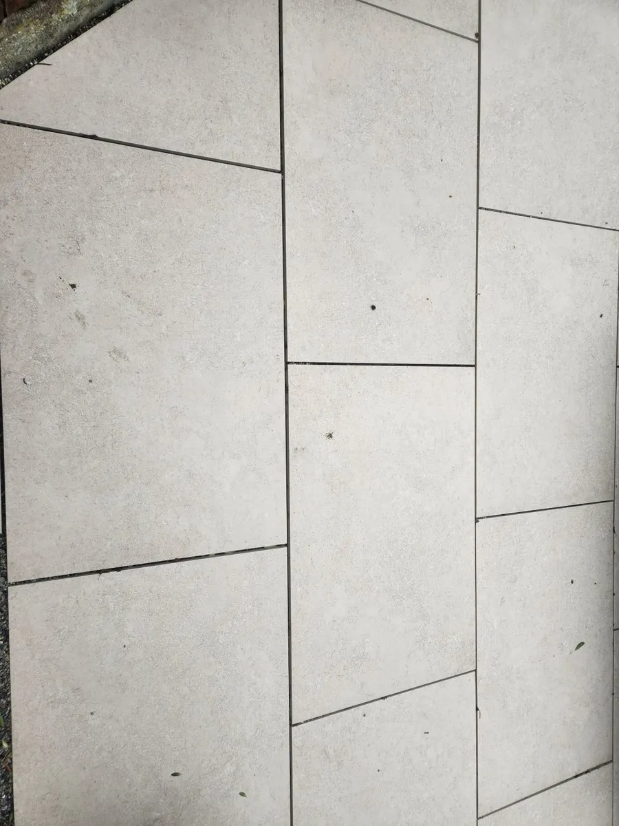 24 X 20MM PORCELAINE TILES BRAND NEW ON PALLET - Image 1