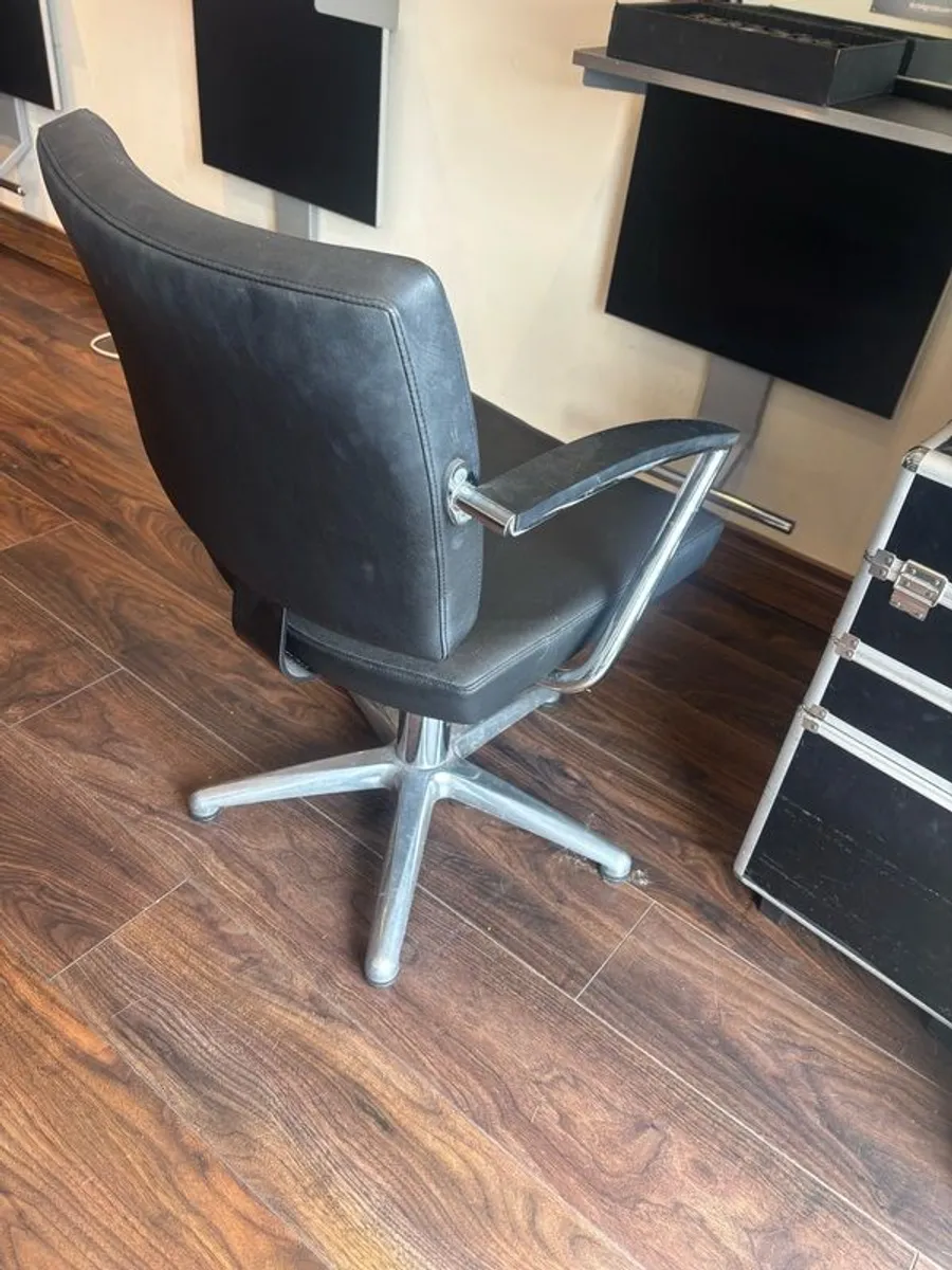 salon chairs x9 - Image 1