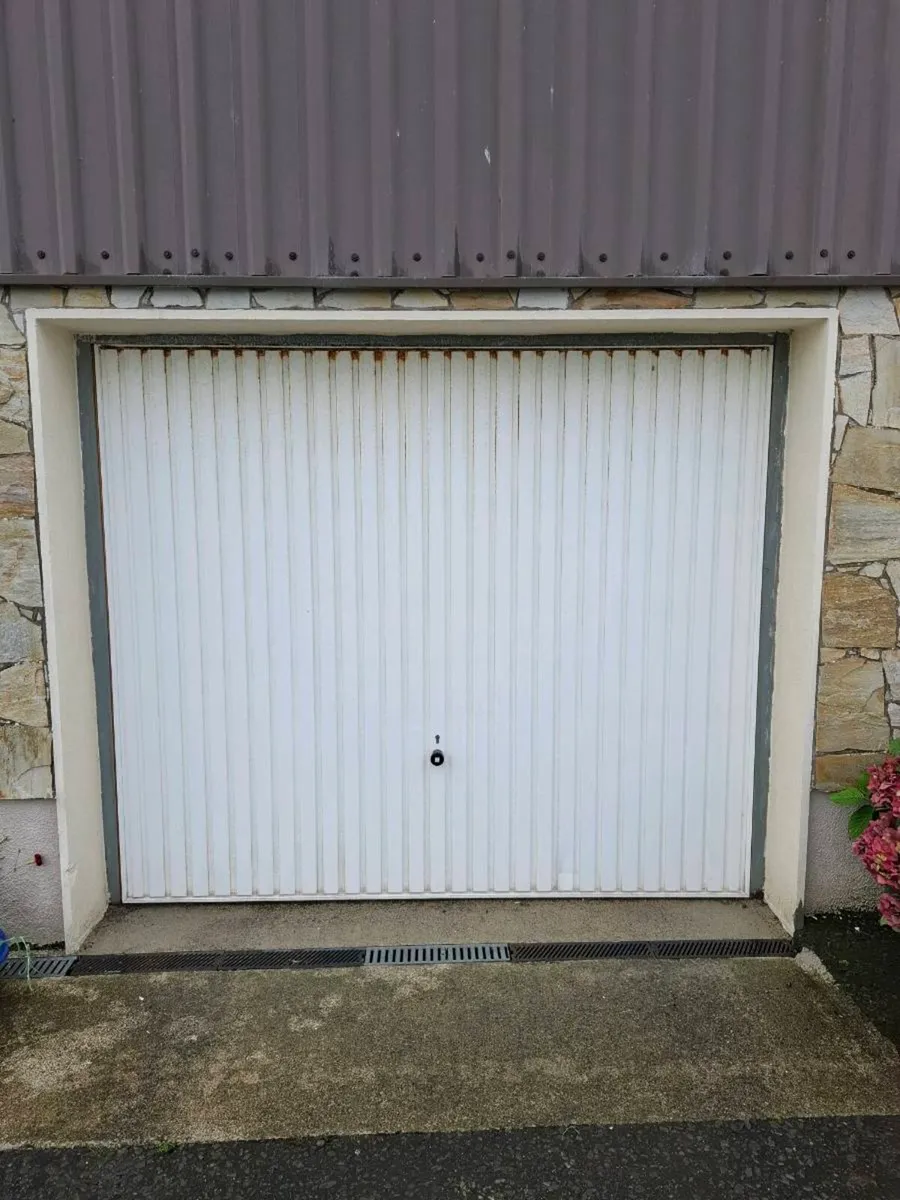 Garage door - Image 1