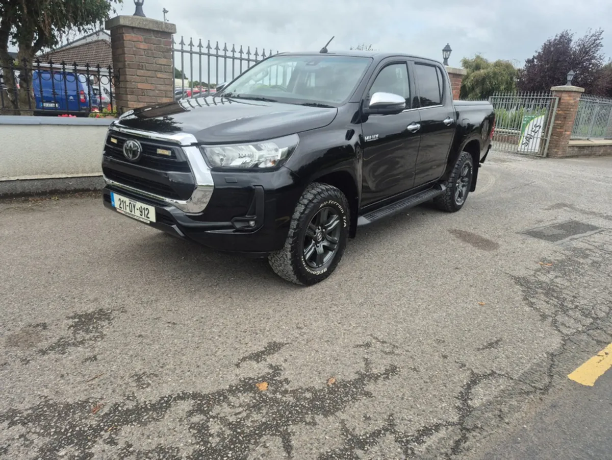 Toyota Hilux 2.8 DOUBLE CAB SR5 4DR - Image 1