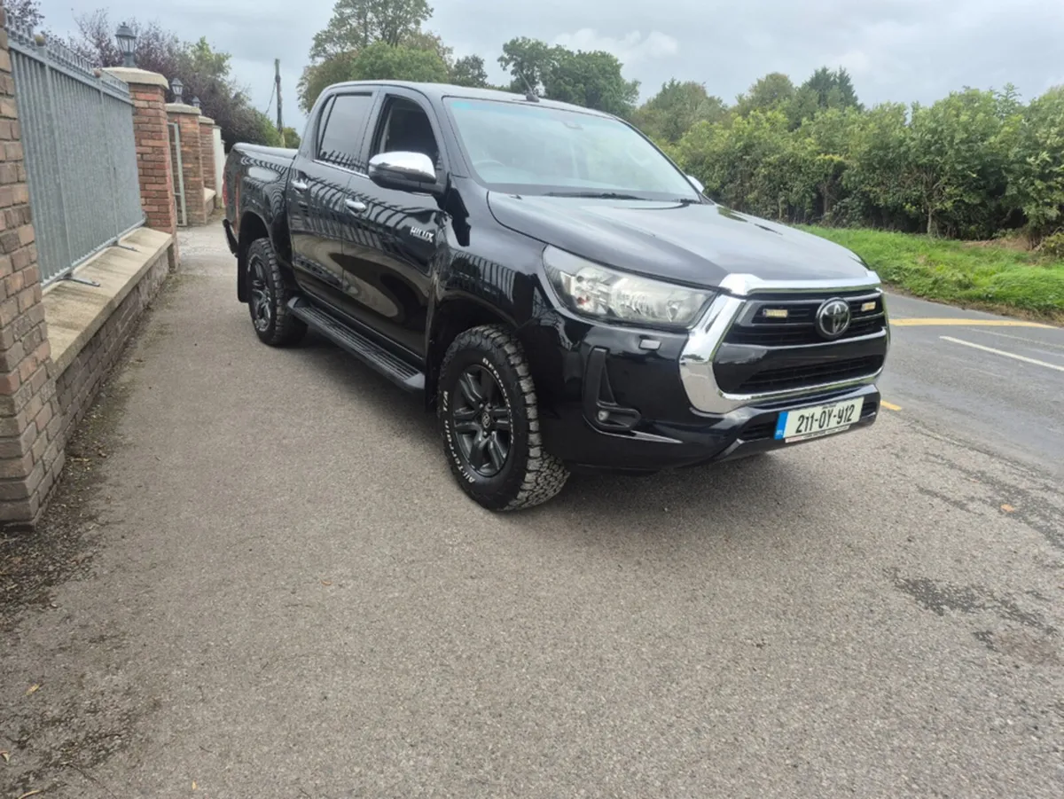 Toyota Hilux 2.8 DOUBLE CAB SR5 4DR - Image 2