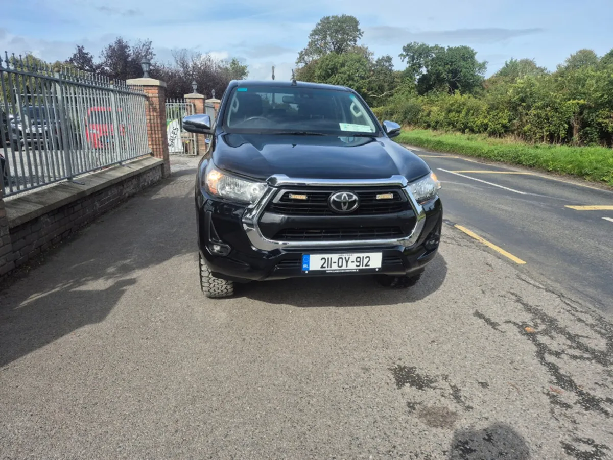 Toyota Hilux 2.8 DOUBLE CAB SR5 4DR - Image 3