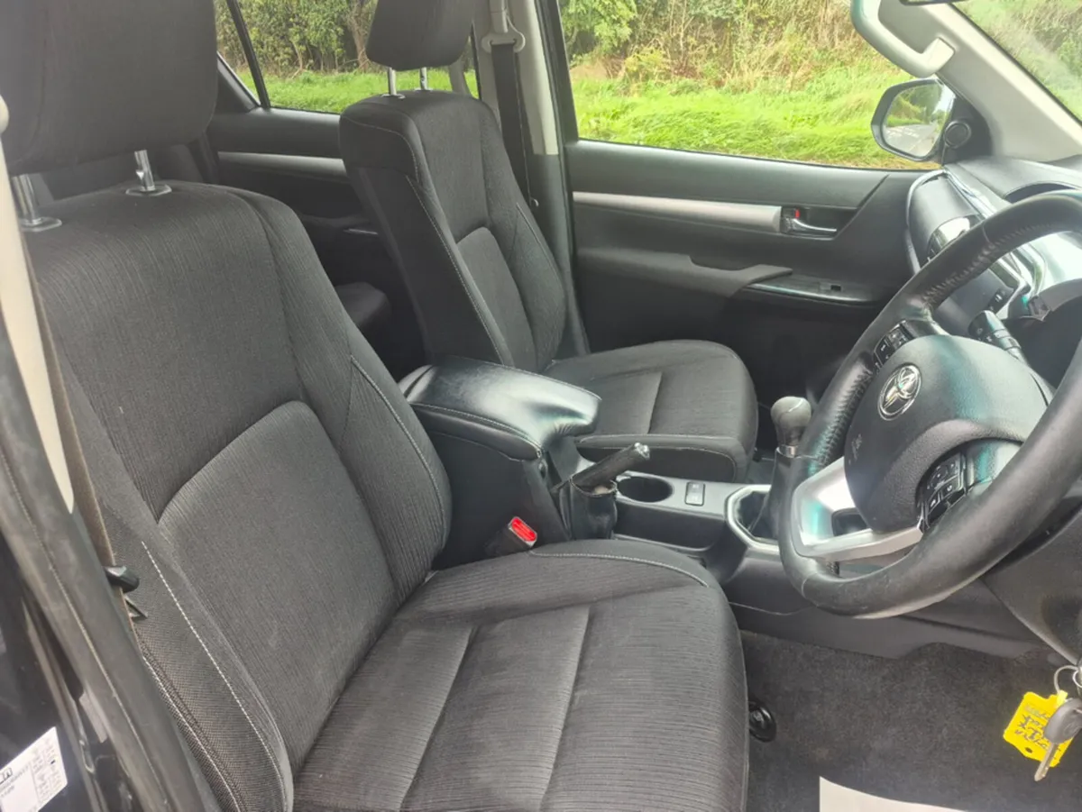 Toyota Hilux 2.8 DOUBLE CAB SR5 4DR - Image 4