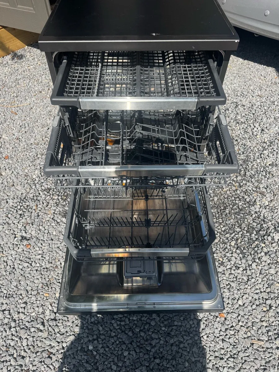 LG free standing TrueSteam Dishwasher - Image 4