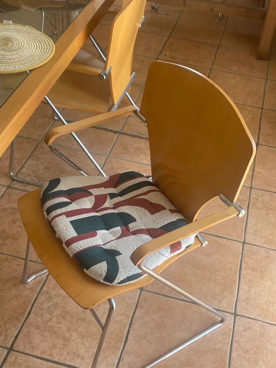 Table and chairs - Image 3