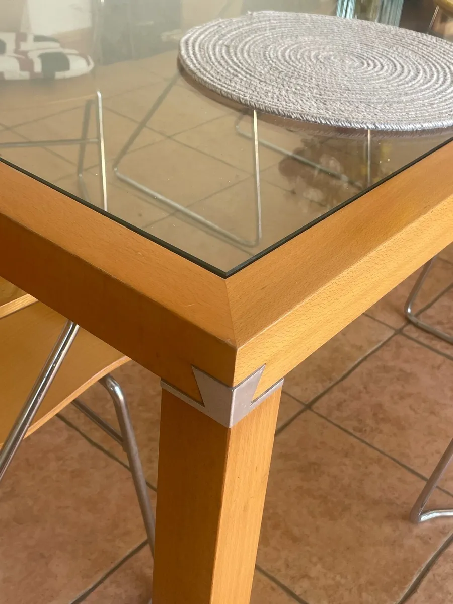 Table and chairs - Image 2