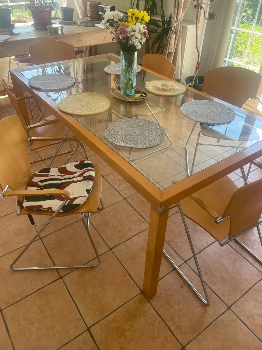 Table and chairs - Image 1