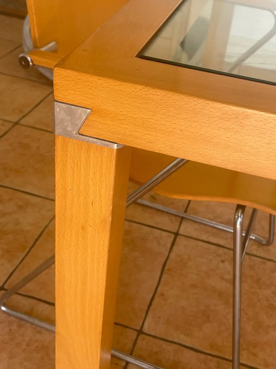 Table and chairs - Image 4