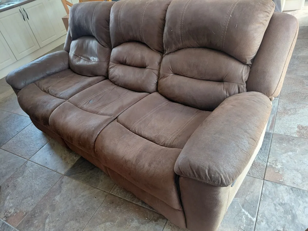 Couch and 2 single chairs - Image 1