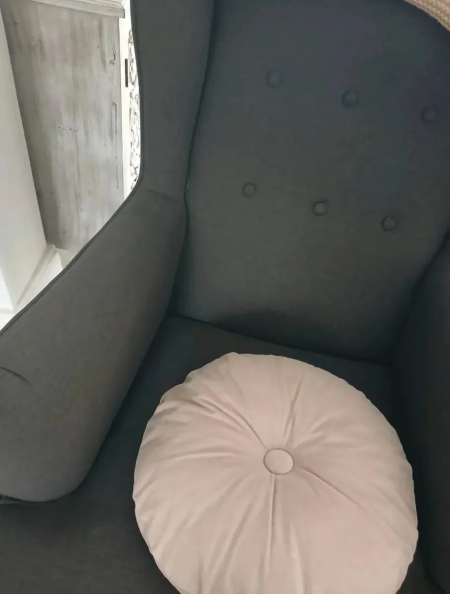Button back armchair - Image 4