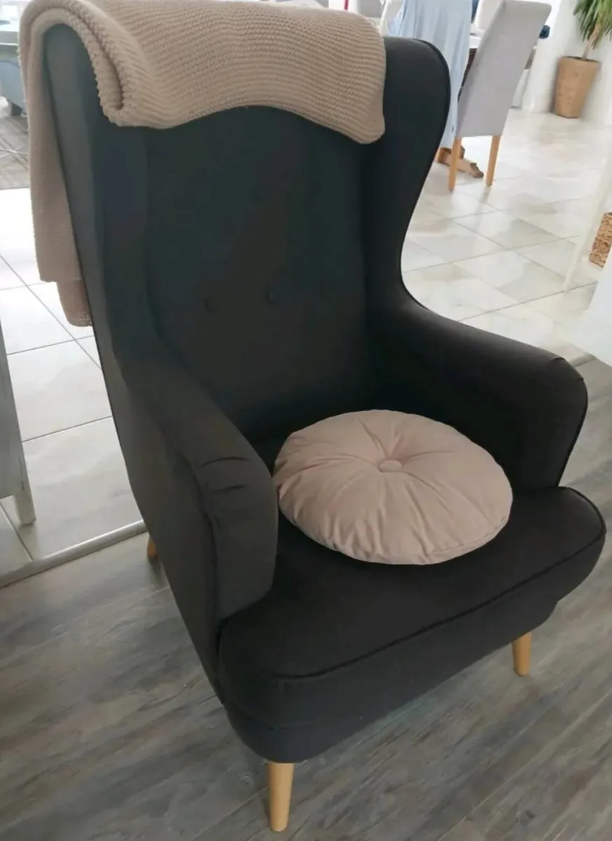 Button back armchair - Image 1