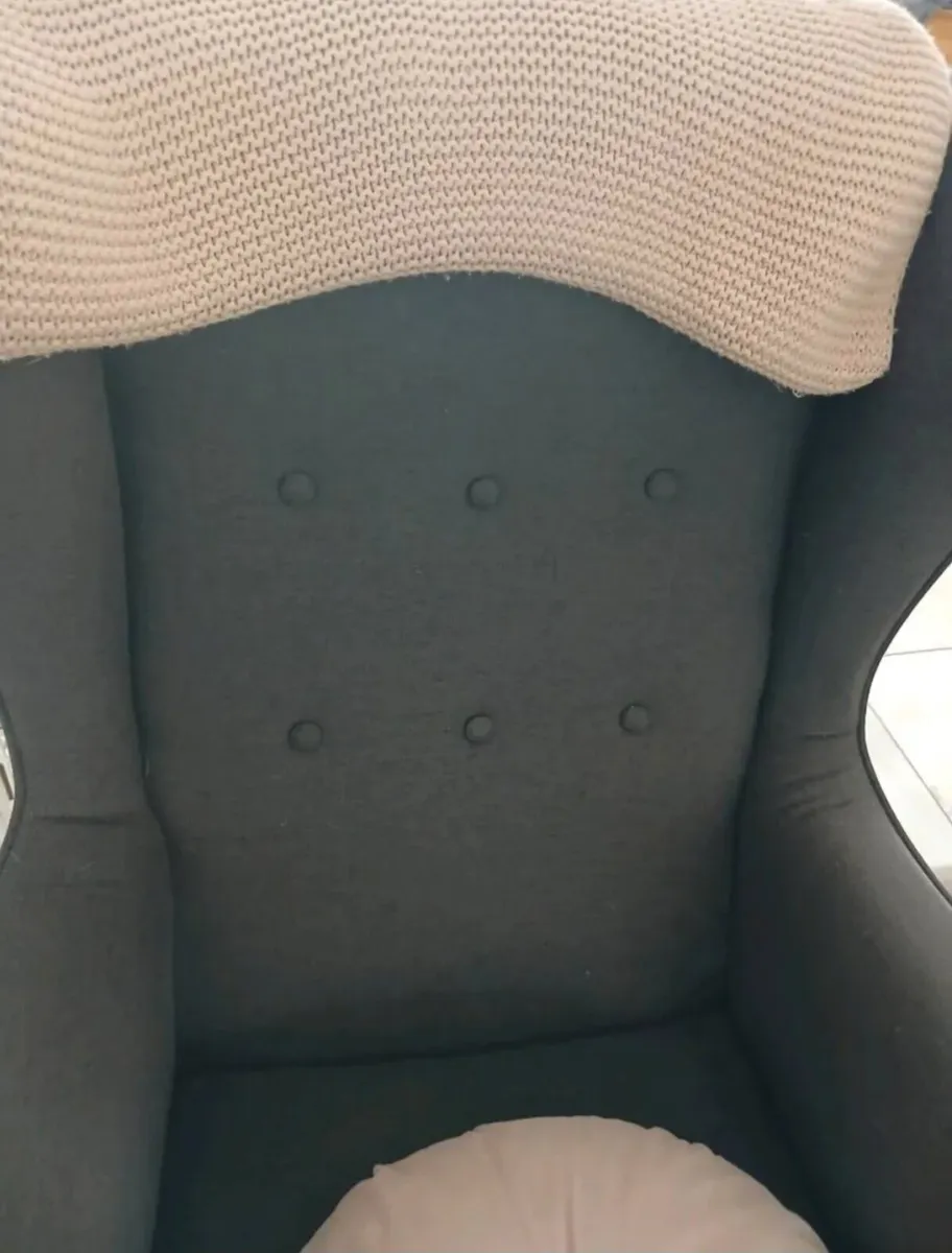 Button back armchair - Image 2