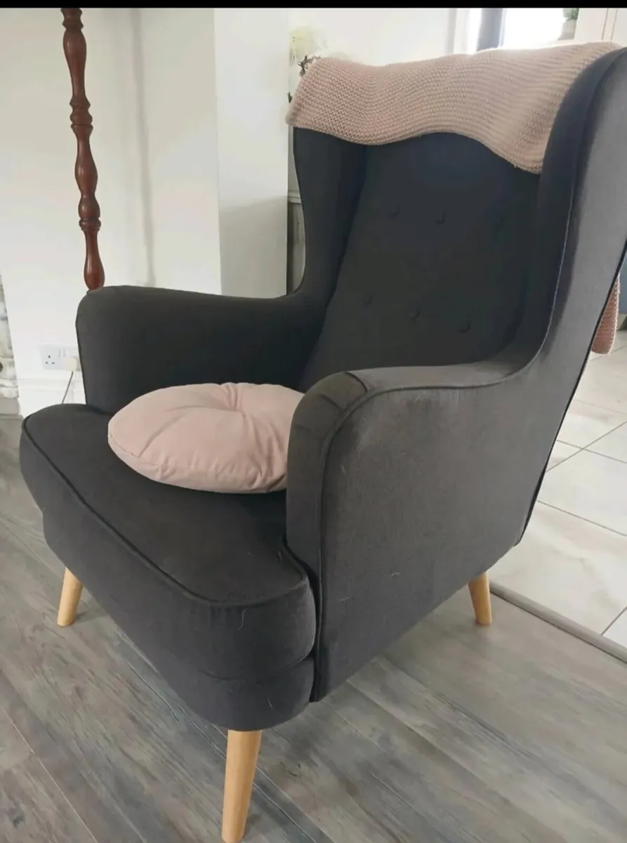 Button back armchair - Image 3