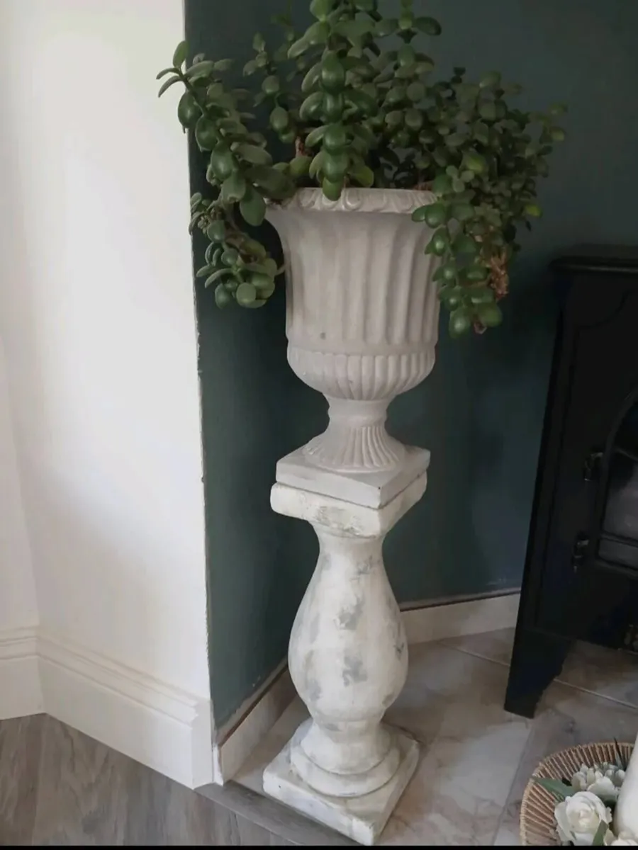 Stine urn and pedestal - Image 1